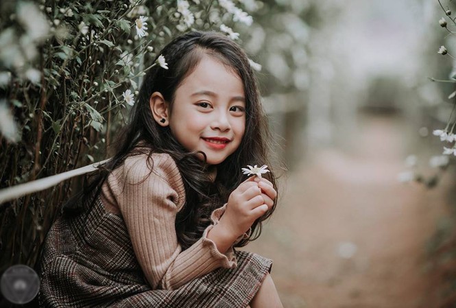 Bé gái được ví như tiểu Chi Pu xinh đẹp đốn tim cư dân mạng Trần Lê Bảo Vy, cô bé sinh năm 2011 với vẻ ngoài cực kì xinh xắn, đáng yêu.
