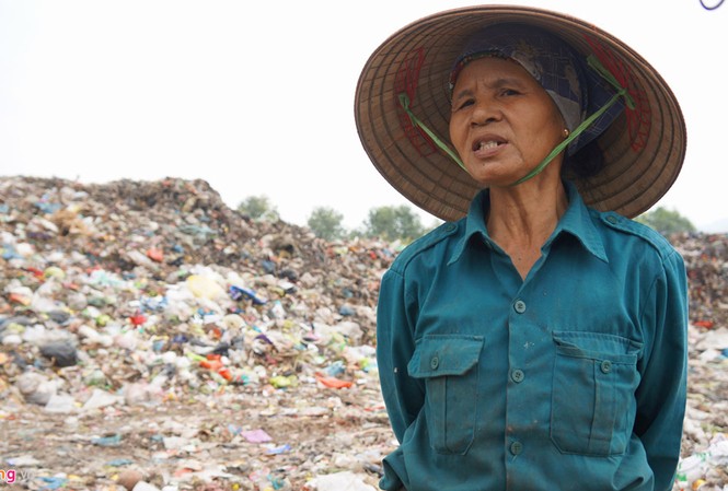 Bà ve chai và linh cảm 'túi rác' màu cam Bà Dương Thị Thơm. Ảnh: Quang Anh.