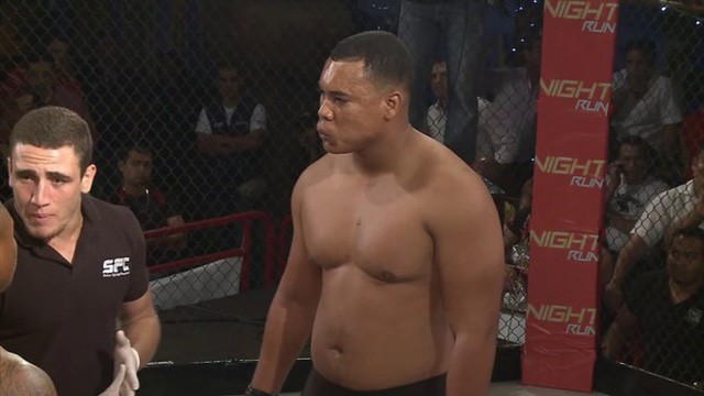 Võ sỹ MMA vật trọng tài và đòi ăn thua đủ với đối thủ Võ sỹ Jim Abadia