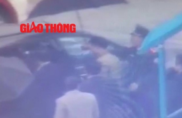 Vũ 'nhôm' không bị còng tay trên máy bay Lực lượng an ninh dẫn giải Vũ “nhôm” ra xe ô tô (ảnh cắt từ clip Báo Giao thông)