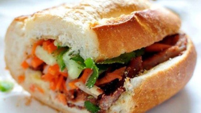 Ăn quá nhiều bánh mì có hại không? Ăn nhiều bánh mì dễ gây thừa cân, béo phì. Ảnh: News.