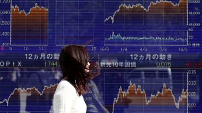 Chứng khoán đi xuống, USD mất giá khi Chính phủ Mỹ đóng cửa Nhiều thị trường lớn của châu Á sáng nay đi xuống. Ảnh: Reuters