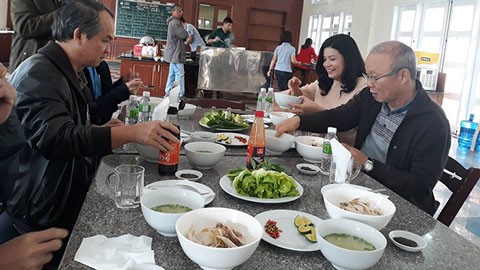 Bầu Đức mời HLV Park Hang Seo món phở 'đặc sản' phố Núi Bầu Đức mời HLV Park Hang Seo món phở 'đặc sản' phố Núi