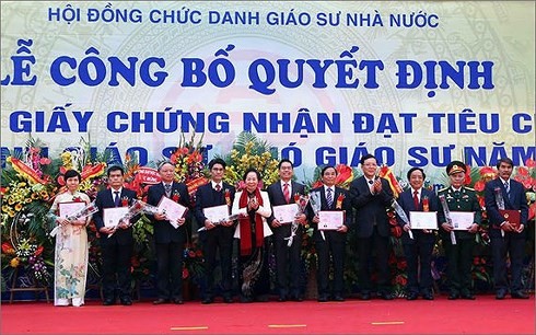 Xét duyệt chức danh GS, PGS: Có nên bỏ hội đồng ngành, liên ngành? Một trong những lễ công bố quyết định công nhận các nhà giáo đạt chức danh GS, PGS