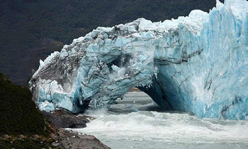 Cầu băng đổ sập trên sông Argentina Cầu băng trên sông Perito Moreno, Argentina. Ảnh: AFP.
