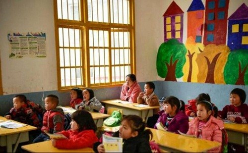 Chưa từng đến trường, bà mẹ đăng ký học mẫu giáo cùng con Shi Xiaoqin trong lớp mẫu giáo của con gái.
