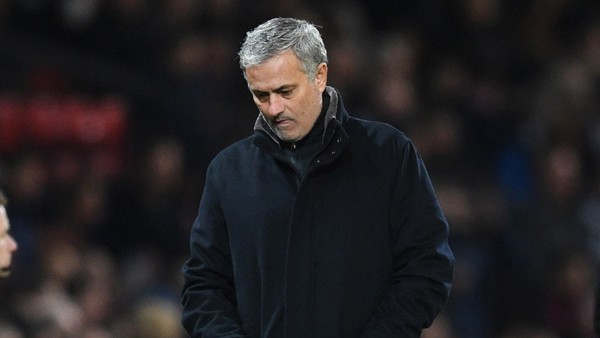 Mourinho và bóng ma trong nhà hát Mourinho thất thểu rời Old Trafford sau khi bị Sevilla đánh bại 2-1 ngay tại Old Trafford ở lượt về vòng 1/8 Champions League. Lượt đi, đội bóng của ông tưởng như nắm lợi thế lớn bằng kết quả hòa 0-0 trên sân khách.