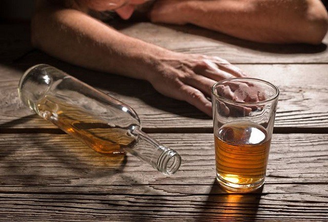 Một người đàn ông vỡ thực quản, nhập viện sau khi uống rượu Một người đàn ông đã bị vỡ thực quản do nôn ói sau khi uống rượu (Ảnh minh họa)