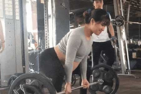 Xôn xao, mẹ bầu 8 tháng nâng tạ nặng hơn 60 kg Mẹ bầu 9X tập tạ nặng gây tranh cãi trên mạng xã hội. Ảnh cắt từ clip.