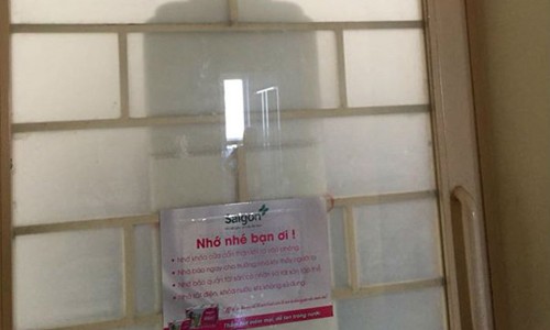 Nữ sinh rơi từ tầng 8 tử vong, sinh viên hoảng sợ chuyển phòng Căn phòng nạn nhân từng sinh sống nay đã khóa chặt.