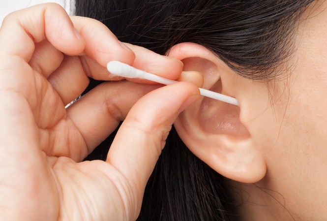 Tại sao không nên dùng bông ngoáy tai? Không nên dùng tăm bông để làm sạch ráy tai