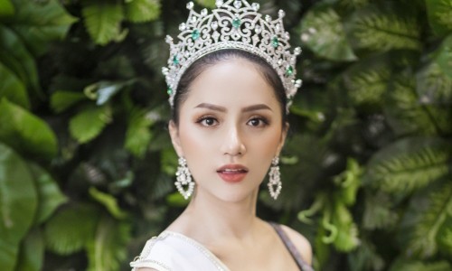 Hương Giang xúc động khi fan nói ‘Nhờ chị mà gia đình đã không kì thị' Hương Giang xúc động khi fan nói ‘Nhờ chị mà gia đình đã không kì thị'