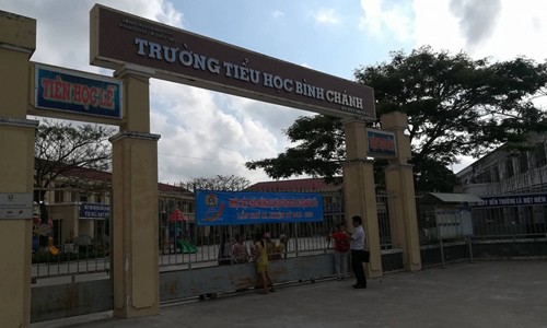 Cô giáo bị ép quỳ gối: Đề xuất kiểm điểm chi hội trưởng phụ huynh Sáng ngày 17/3, tại Trường tiểu học Bình Chánh, Bến Lức, Long An diễn ra buổi họp khẩn liên quan đến sự việc "cô giáo quỳ".