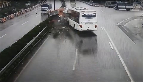 Xe cứu hỏa chạy ngược chiều: Không phải cứ ưu tiên... là chạy Xe cứu hỏa chạy ngược chiều: Không phải cứ ưu tiên... là chạy