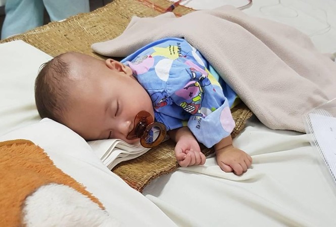 Quỹ Vì Tầm Vóc Việt hỗ trợ mổ tim miễn phí, cứu bé 3 tháng tuổi Bé Hoàng Long đã tăng 1kg sau mổ, da hồng hào hơn.