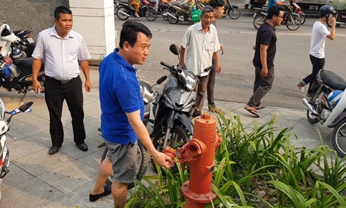 Những lỗ hổng chết người ở chung cư Carina dẫn đến thảm họa Anh Thành chỉ vào những trụ chữa cháy không có nước. Ảnh: Lê Trai