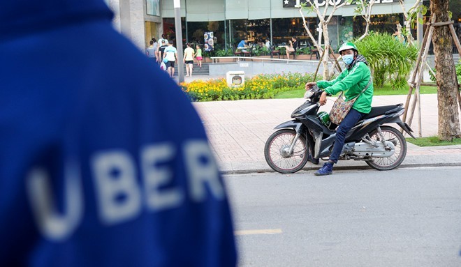 Grab thâu tóm Uber Đông Nam Á: Tài xế bấn loạn lo thu nhập giảm Việc hợp nhất Uber và Grab sẽ hoàn tất vào ngày 8/4/2018.