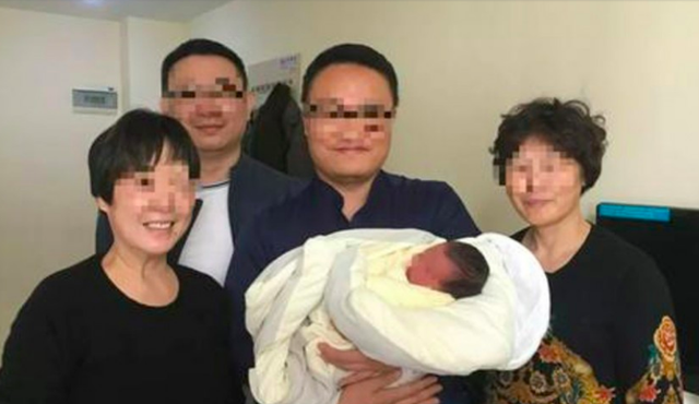 Em bé chào đời sau khi cha mẹ mất 4 năm Em bé chào đời sau khi cha mẹ mất 4 năm