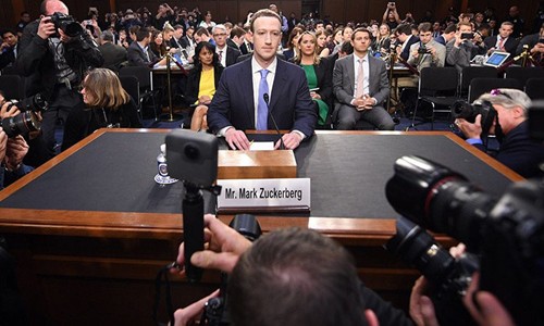 Mark Zuckerberg điều trần: Facebook cân nhắc thu phí người dùng CEO Mark Zuckerberg đối diện với nhiều câu hỏi hóc búa từ Thượng viện Mỹ. Ảnh: AFP.