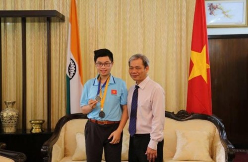 Hành trình của cậu bé tự kỷ đến huy chương Vàng thế giới Đinh Vũ Tùng Lâm chụp ảnh cùng Tham tán Đại sứ quán Việt Nam tại Ấn Độ khi giành huy chương bạc tại kỳ thi Olimpic toán học trẻ năm 2017 tại Ấn Độ (X-IMC)