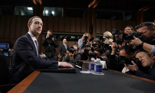 10 điểm đáng chú ý trong phiên điều trần đầu tiên của Mark Zuckerberg Vị tỉ phú công nghệ phải điều trần gần 5 tiếng đồng hồ trước Thượng Viện hôm 11/4. Ảnh: Vox