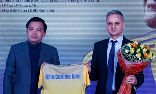 Lãnh đạo CLB Thanh Hóa phản bác tố cáo của HLV Mihail Chủ tịch Doãn Văn Phương (trái) và huấn luyện viên Marian Mihail. Ảnh: Đỗ Hải.