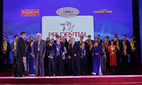 Prudential được vinh danh là công ty bảo hiểm nhân thọ hàng đầu VN Đại diện Prudential nhận giải thưởng tại lễ trao giải Rồng Vàng