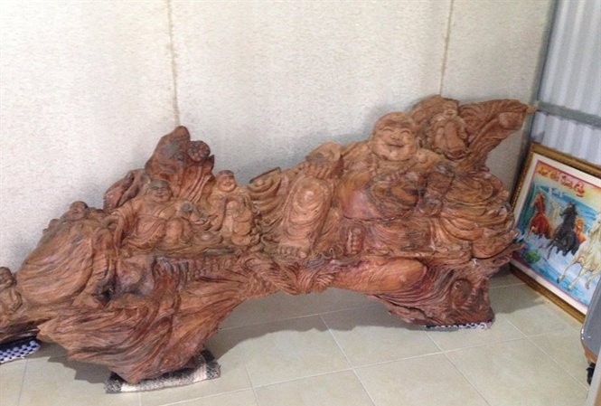 Đào được khúc gỗ sưa quý hiếm ở vuông tôm, giá 1,5 tỷ chưa bán Bức tượng phật Di Lạc được ông Đoàn chạm khắc với những họa tiết, đường nét rất tinh xảo, bắt mắt.