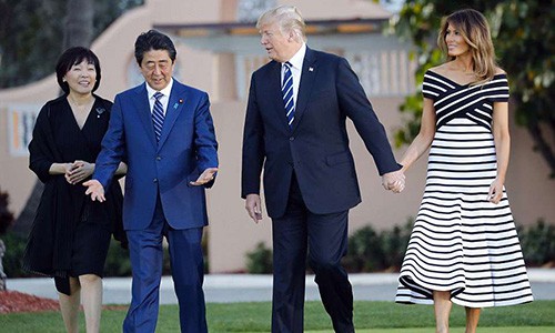 Đệ nhất phu nhân Mỹ diện váy 3.000 USD tiếp vợ chồng Thủ tướng Abe Vợ chồng ông Trump và vợ chồng ông Abe đi dạo ở biệt thự Mar-a-Lago. Ảnh: AP