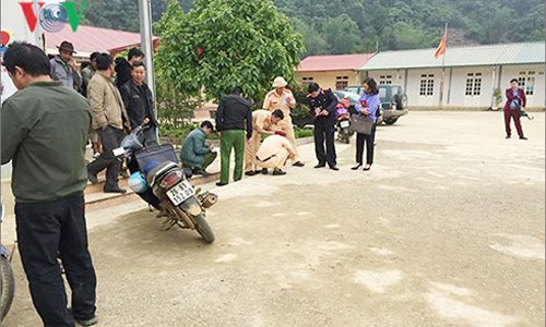 Học sinh bị ô tô tông chết trong sân trường: Đâu phải chỗ tập xe Hiện trường vụ tai nạn vụ cô giáo lùi xe làm 1 học sinh chết, 1 em khác bị thương phải nhập viện (ảnh: Trấn Long/VOV-Tây Bắc)
