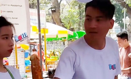 Phát hoảng khi hội chợ thiếu nhi bán bánh phản cảm Bánh có hình phản cảm được bày bán tại Cung Thiếu nhi Hà Nội. Ảnh cắt từ clip.