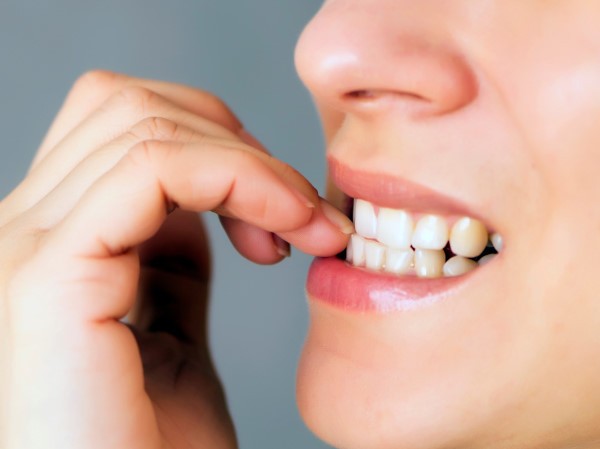 Thói quen cắn móng tay có thể chết người Xấu xí không phải là hậu quả duy nhất của việc cắn móng tay. Thói quen này thậm chí có thể đe dọa tính mạng của bạn.