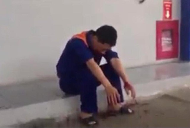 Nhân viên bán xăng bị đánh tóe máu Nhân viên cây xăng bị đánh chảy máu do nghi ngờ đổ thiếu xăng. Ảnh: Cắt từ clip