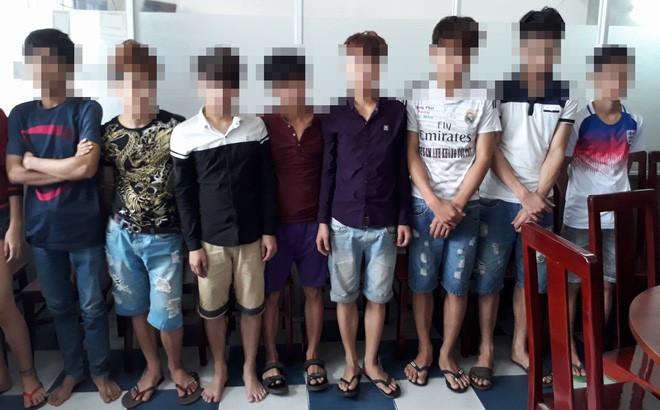 Lời khai của nghi phạm đâm chết người ở công viên Nhóm đối tượng tại cơ quan công an. Ảnh: C.T
