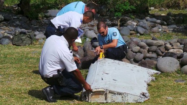 Australia bác giả thuyết chấn động về MH370 Lực lượng tìm kiếm đã tìm thấy một số mảnh vỡ nghi của MH370. (Ảnh: Reuters)