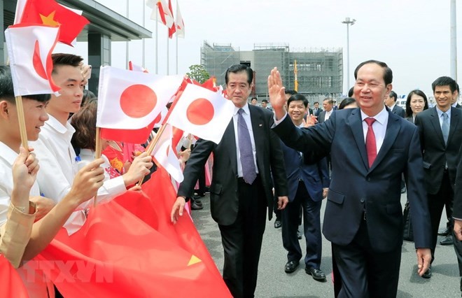 Chủ tịch nước Trần Đại Quang thăm tỉnh Gunmar của Nhật Bản Cán bộ nhân viên Đại sứ quán Việt Nam, lưu học sinh cùng đông đảo bà con kiều bào đang học tập, sinh sống tại Nhật Bản đón Chủ tịch nước Trần Đại Quang và Phu nhân tại Sân bay Quốc tế Haneda. (Ảnh: Nhan Sáng/TTXVN)