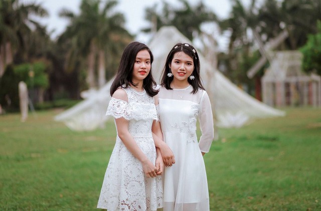 Bức thư xin lỗi thầy cô của nữ sinh giải Nhất môn văn quốc gia Trần Thị Thanh Tú (bên phải) từng giành giải nhất Quốc gia môn Ngữ văn