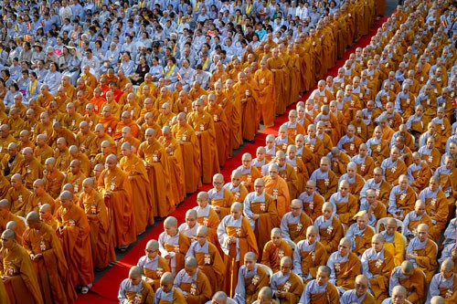 Hàng nghìn người Sài Gòn mừng đại lễ Phật đản Tăng ni từ các Giáo hội Phật giáo 24 quận huyện ở TP HCM tề tựu tại Việt Nam Quốc Tự. Ảnh: Thành Nguyễn.