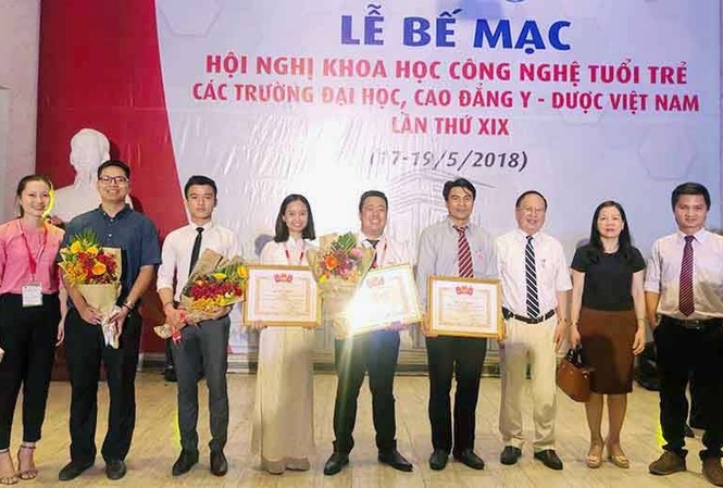 ĐH Duy Tân và 2 giải Nhất tại Hội nghị KHCN Tuổi trẻ ngành Y-Dược ThS. Nguyễn Thị Lan Hương và ThS. Nguyễn Tất Cương (thứ 4 và thứ 5 từ trái
sang) cùng TS. Nguyễn Đức Hiền - Trưởng Phòng Quản lý Khoa học & Công
nghệ của ĐH Duy Tân nhận Bằng khen của Ban tổ chức