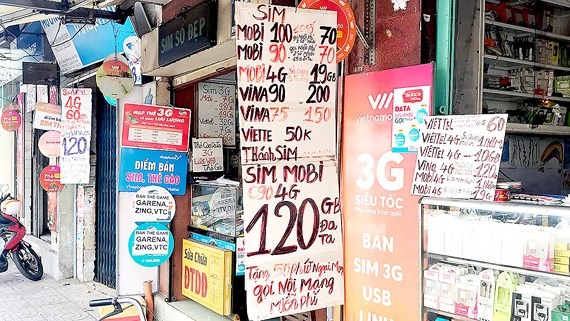 Chuyển đổi thuê bao 11 số thành 10 số: Đổ phiền toái lên người dùng Các điểm bán SIM vắng khách khi có thông tin chuyển đổi mã mạng. Ảnh: HOÀNG HÙNG