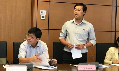 Cha mẹ phải lén đọc Facebook để… đoán xem con nghĩ gì Đại biểu Lê Quốc Phong phát biểu tại tổ thảo luận