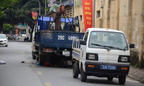 Người dân hãi hùng kể lại tai nạn khiến bé sơ sinh văng khỏi bụng mẹ Hiện trường vụ tai nạn, chiếc xe máy của nạn nhân nằm trong gầm chiếc xe tải chạy lùi (màu xanh)