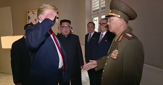 Trump bị chỉ trích vì chào kiểu nhà binh với tướng Triều Tiên Ông Trump chào kiểu nhà binh với tướng No Kwang Chol. Ảnh: KCTV.