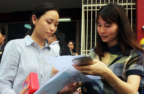 Đôi bạn khiếm thính ở Sài Gòn cùng thi THPT quốc gia Nguyễn Thị Vinh (trái) và chị gái. Ảnh: Nguyễn Mai.