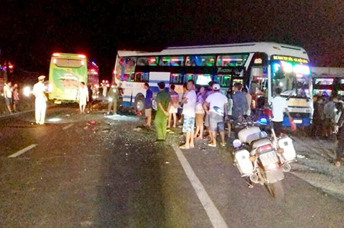Ba ôtô khách đâm liên hoàn trên quốc lộ 1A, hai người tử vong Tai nạn liên hoàn làm ba ôtô hư hỏng. Ảnh: An Phước.