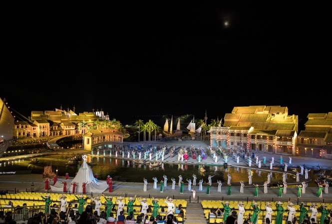 Văn hóa miền đất di sản Hội An qua show diễn thực cảnh Show thực cảnh giữa sông Hoài được công nhận là chương trình có sân khấu ngoài trời lớn nhất Việt Nam với lượng diễn viên tham gia đông đảo nhất