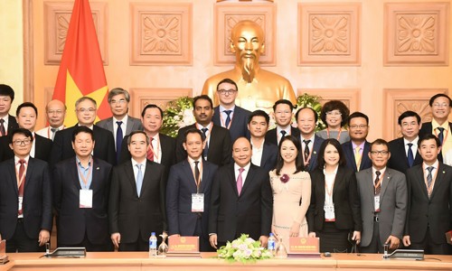 Đề xuất xây dựng mô hình chính phủ điện tử bằng công nghệ Blockchain Thủ tướng Nguyễn Xuân Phúc cùng các đại diện tập đoàn, doanh nghiệp trong phiên họp về Cách mạng 4.0 tại Văn phòng chính phủ