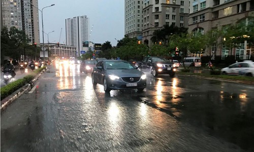 “Siêu máy bơm” chống ngập giá… siêu rẻ Siêu máy bơm giúp người dân đường Nguyễn Hữu Cảnh thoát cảnh “ngụp lặn” trên đường