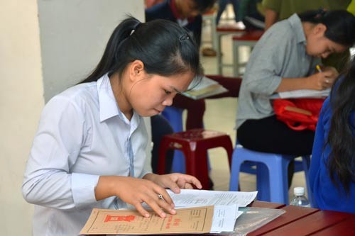 Hồi hộp chờ thí sinh sư phạm Học sinh nộp hồ sơ nhập học tại ĐH Sư phạm TP.HCM. Ảnh: Tấn Thạnh/Người Lao Động.