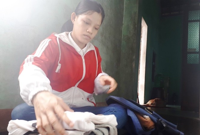 Nữ sinh mất bố đẻ, bà nội cùng lúc đã đỗ đại học Thu Thuỷ đang soạn đồ